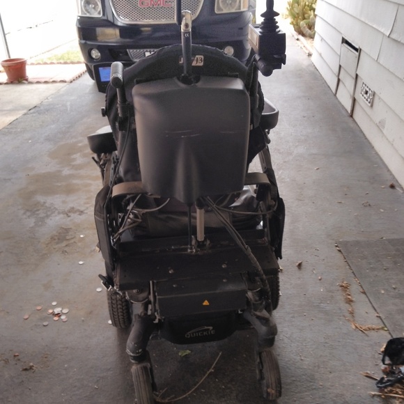 Motorize wheel chair for a paraplegic man disabled - Picture 6 of 7